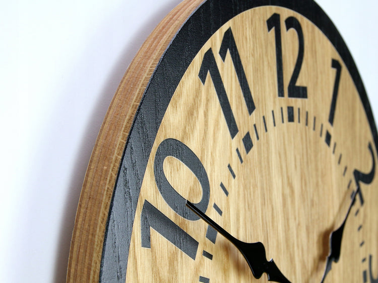 Ąžuolinis sieninis laikrodis „ModernClock Berlin“, tylus, Ø 33 cm