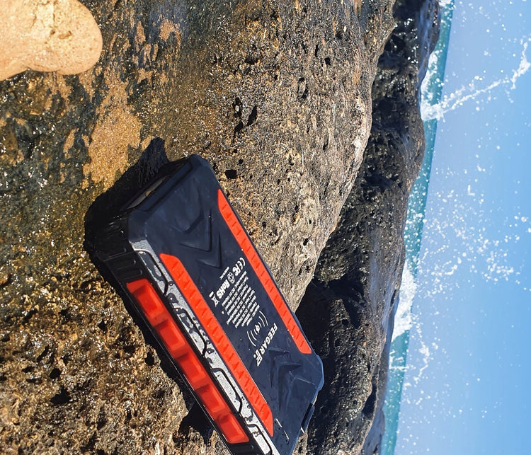 Išorinė baterija su saulės panele „Feegar PowerSolar36“ 36000 mAh, Qi, PD 20 W, IP65, su žibintuvėliu