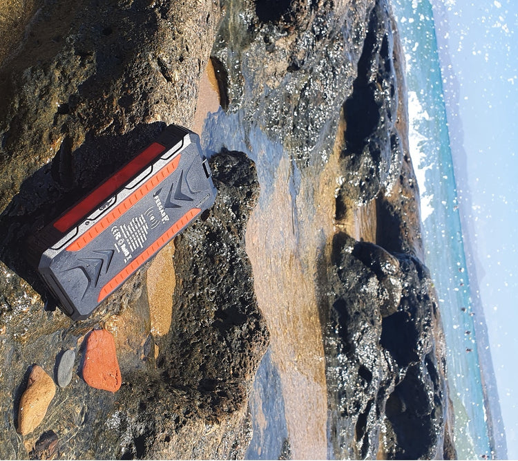 Išorinė baterija su saulės panele „Feegar PowerSolar36“ 36000 mAh, Qi, PD 20 W, IP65, su žibintuvėliu