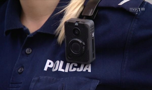 Mini asmeninė kamera, segama prie drabužių, su akumuliatoriumi