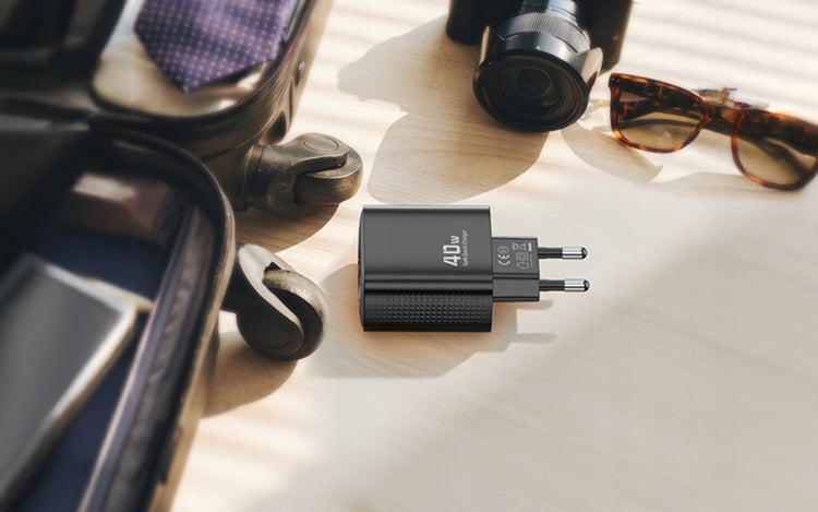 GaN tinklo įkroviklis „Boste“ 40 W, 2 × USB-C + USB-A