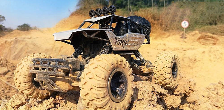 Nuotoliniu būdu valdomas visureigis „Monster“ 4x4 su LED, metalinis, 1:12