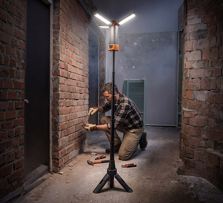 Akumuliatorinis LED darbo prožektorius su stovu „Neo Tools 99-137“, 3000 lm, 1,17 m