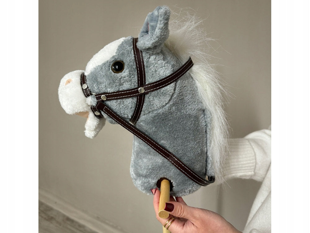 Hobby Horse arkliukas su lazdos ir garsu – galopavimo garsai, riaumojimas ir judanti burna