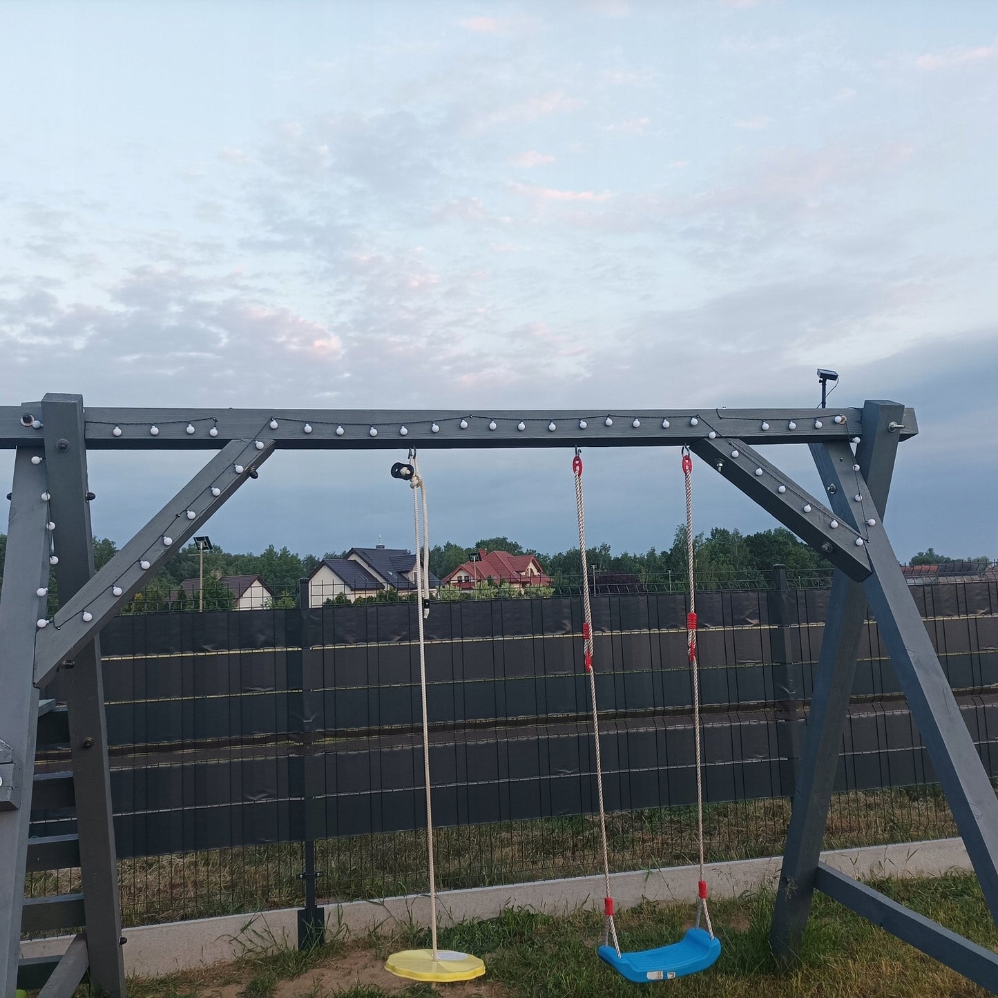 Saulės energijos LED girlianda – 50 šviečiančių rutuliukų, daugiaspalvė šviesa, atspari oro sąlygoms