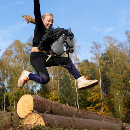 Hobby Horse Skippi – Didelis žirgas ant lazdos vaikams, pilkas