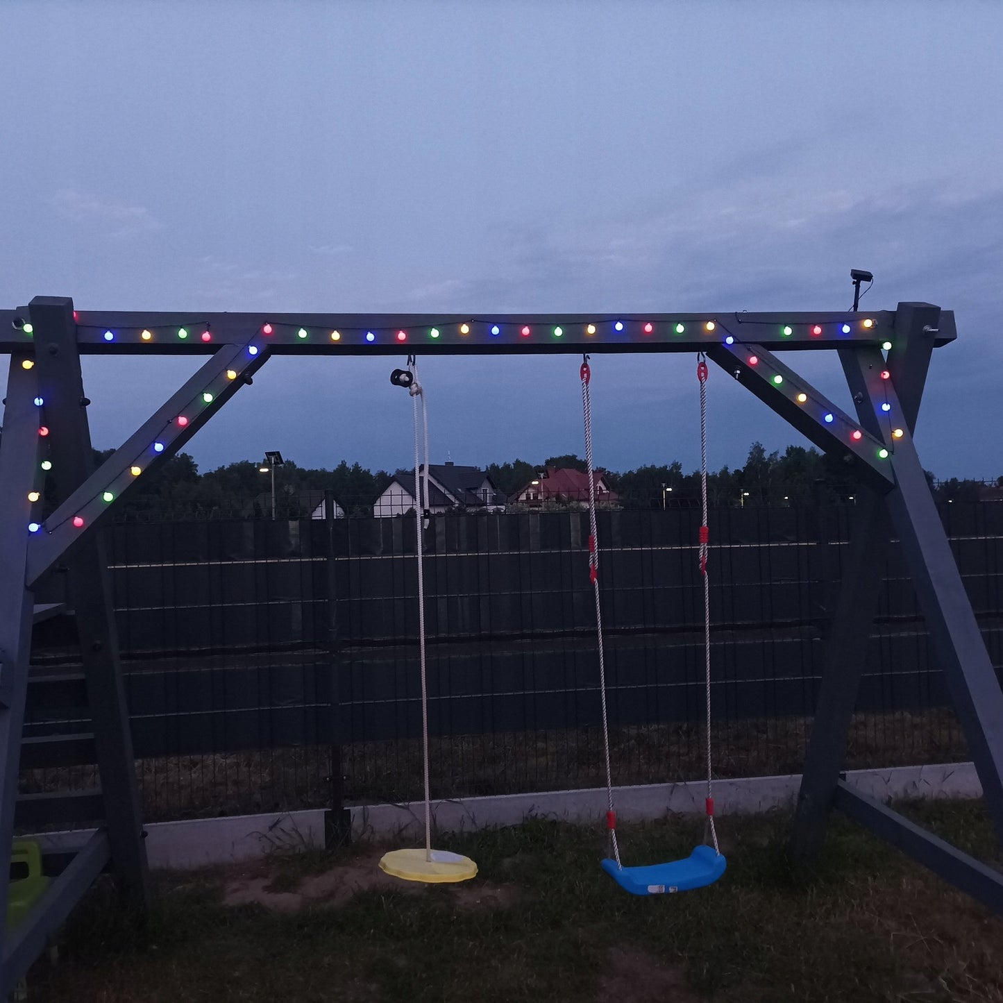 Saulės energijos LED girlianda – 50 šviečiančių rutuliukų, daugiaspalvė šviesa, atspari oro sąlygoms